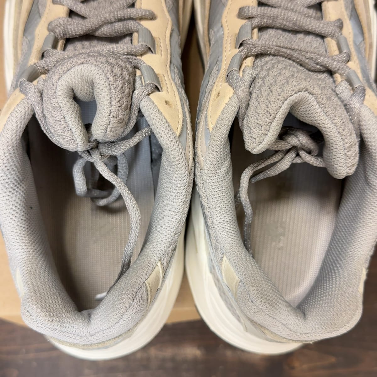 adidas Yeezy Boost 700 V2 Cream Size 7 (Pre-Owned) - aux