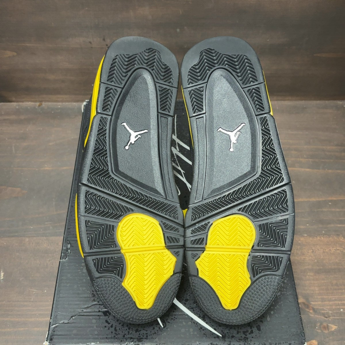 Jordan 4 Retro Thunder (2023) - Image 6
