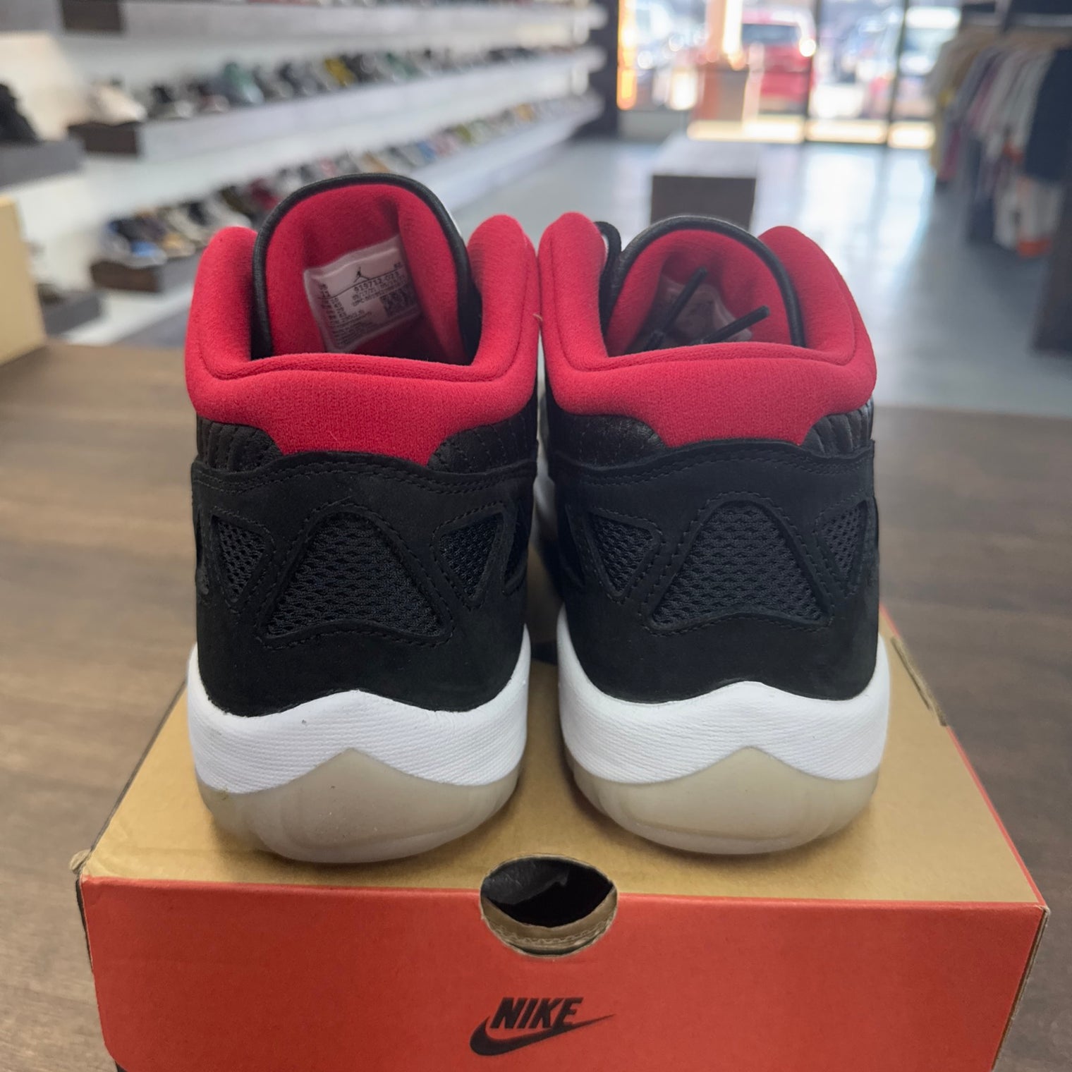Bred Jordan 11 IE (USED)