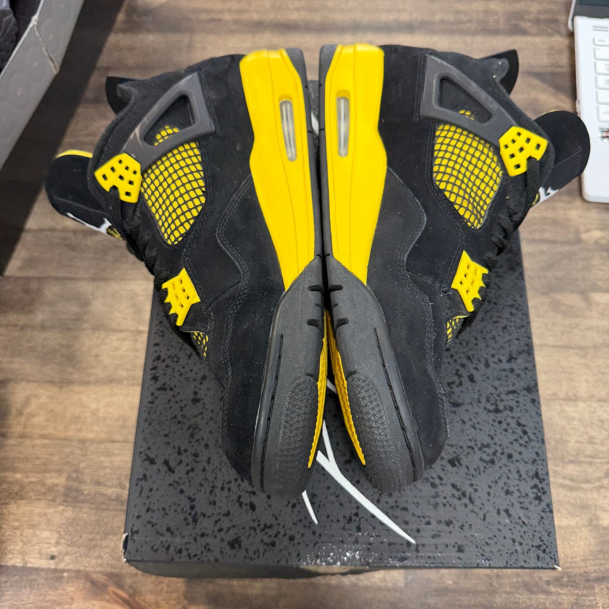 Jordan 4 Retro Thunder (2023) Size 11.5 (Pre-Owned)