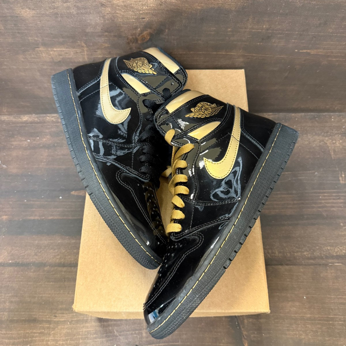 Jordan 1 Retro High Black Metallic Gold (2020) Size 9.5 (Pre-Owned) - Image 2