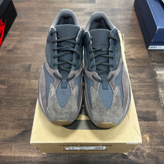 Mauve Yeezy 700 (USED)