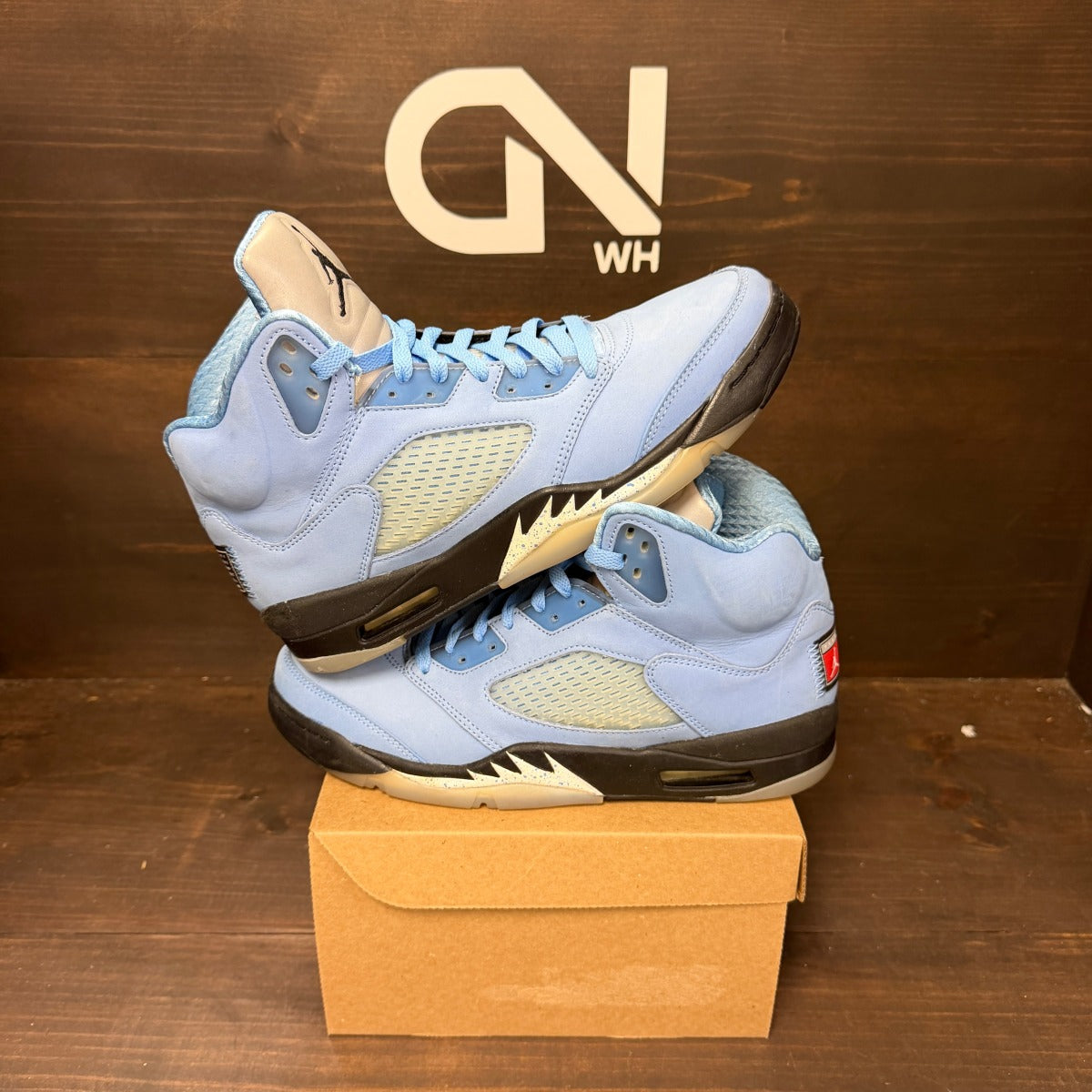 Jordan 5 Retro UNC University Blue Size 9 (Pre-Owned) - Image 1