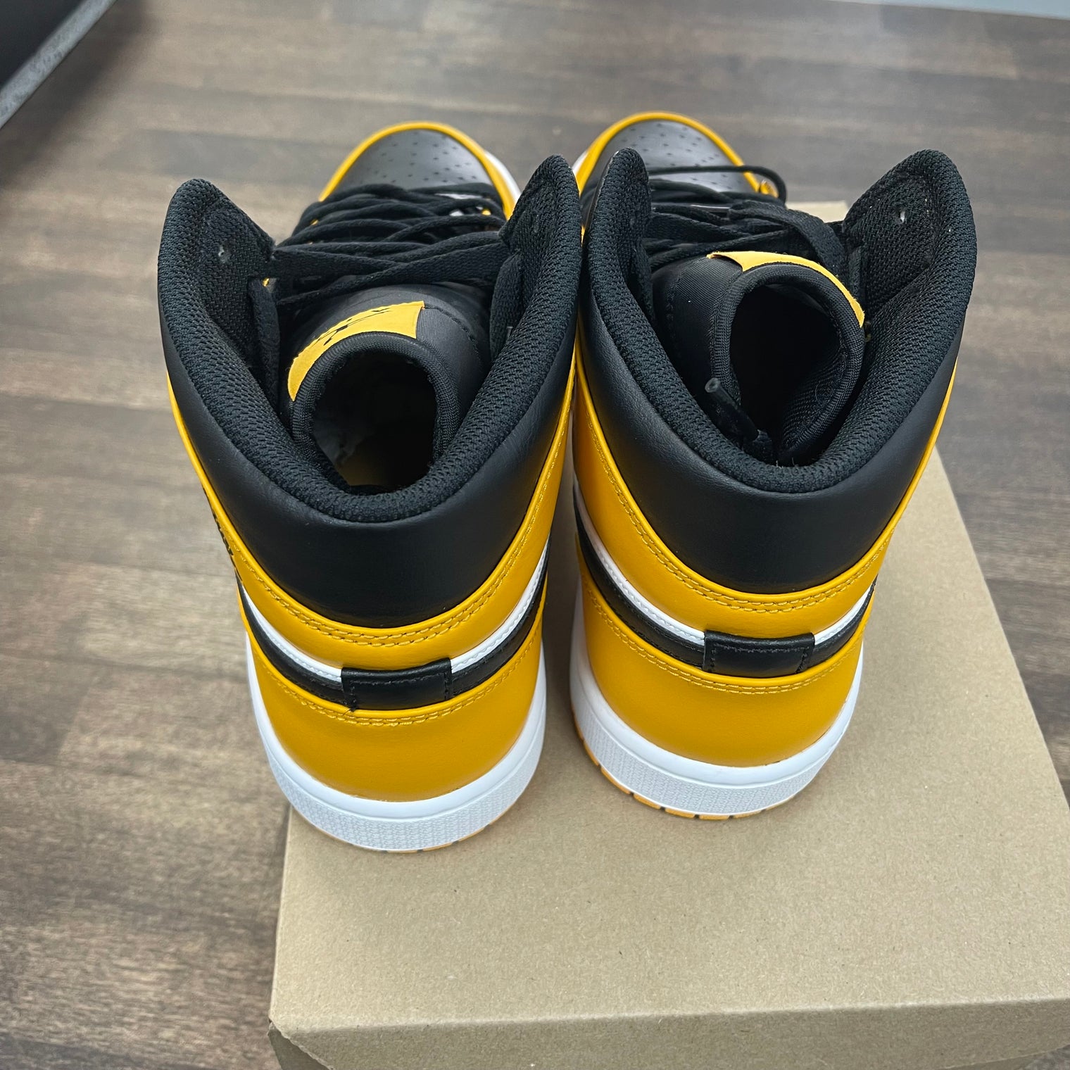 Taxi Jordan 1 Mid (USED, No Box)
