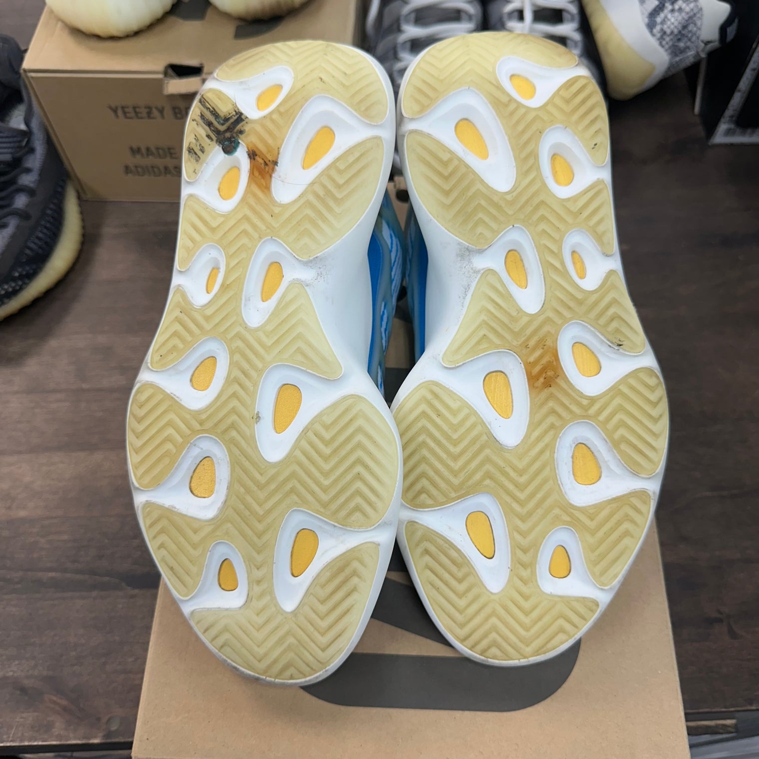 Arzareth Yeezy 700 V3 (USED)