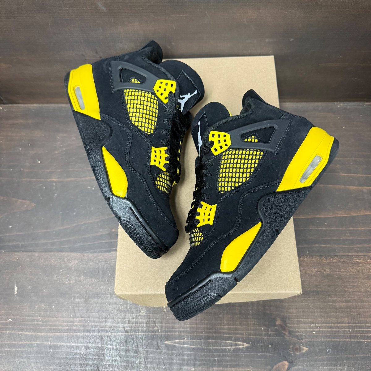 Jordan 4 Retro Thunder (2023) Size 8.5 (Pre-Owned) - tag
