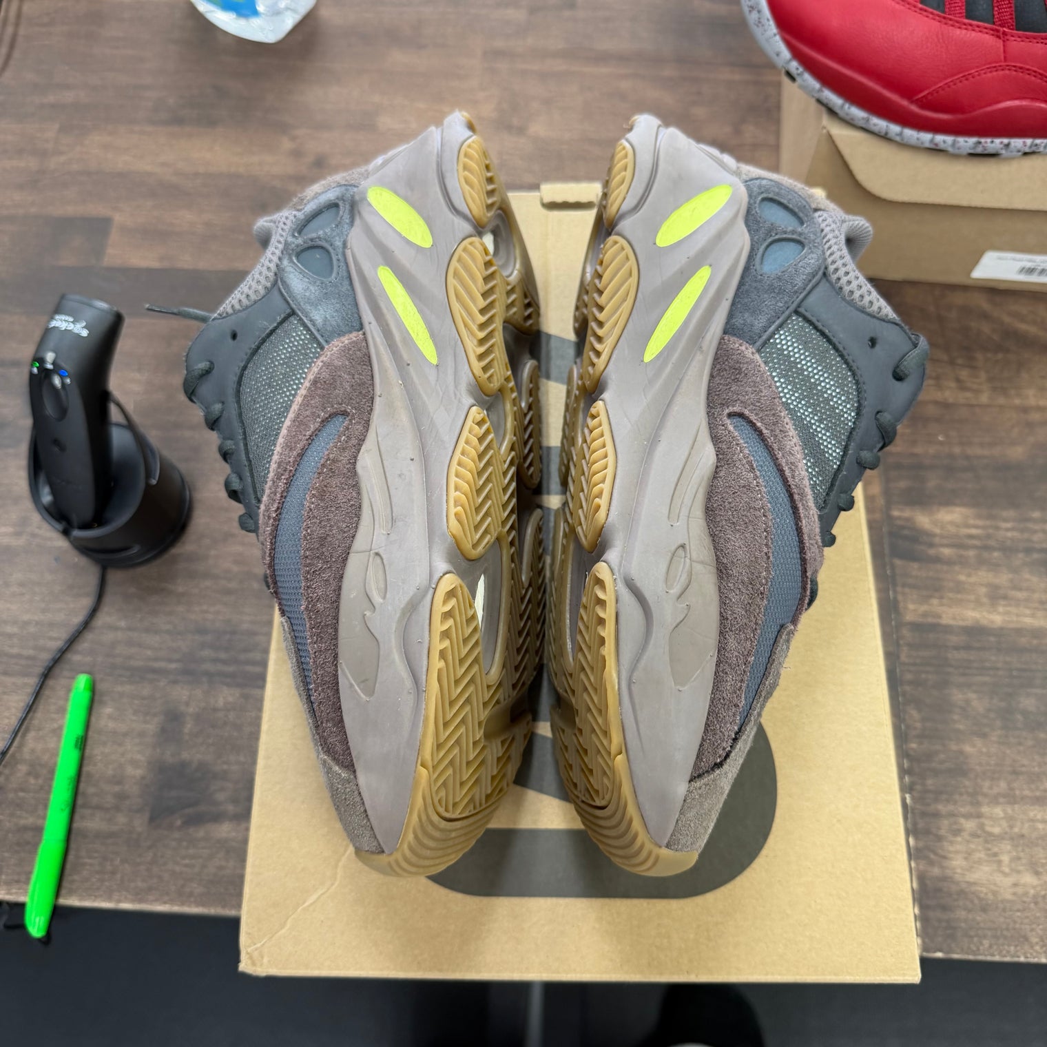 Mauve Yeezy 700 (USED, no insoles)
