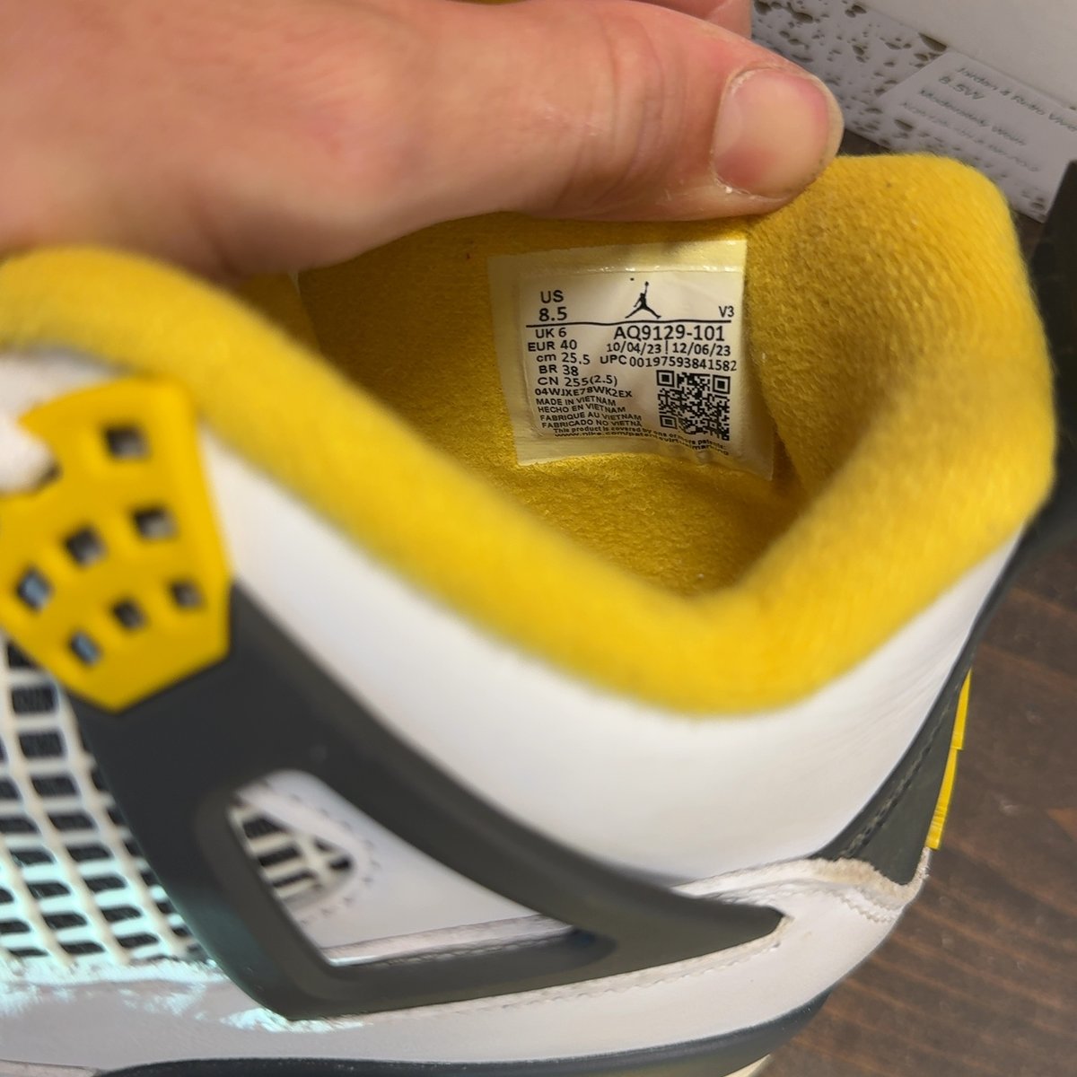 Jordan 4 Retro Vivid Sulfur (Women's) Size 8.5W (Pre-Owned) - aux