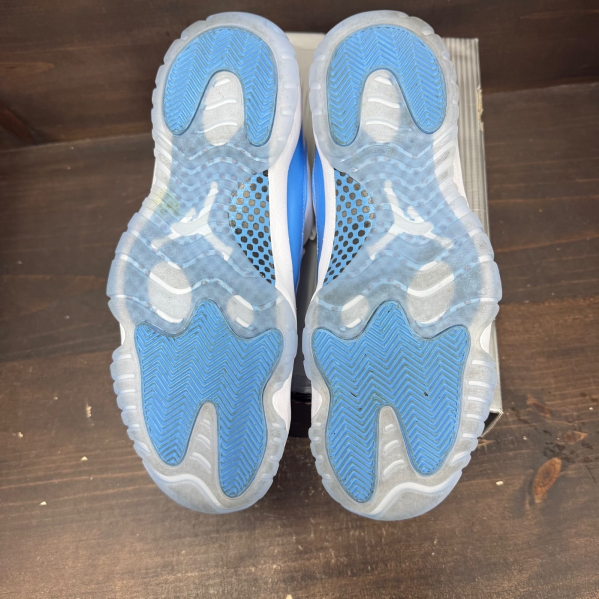 Jordan 11 Retro Low University Blue (2026) Size 12 (Pre-Owned) - box