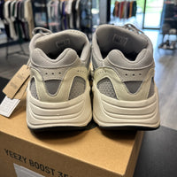 Static Yeezy 700 (Like New, replacement box)