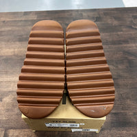 Flax Yeezy Slide (Lightly worn)