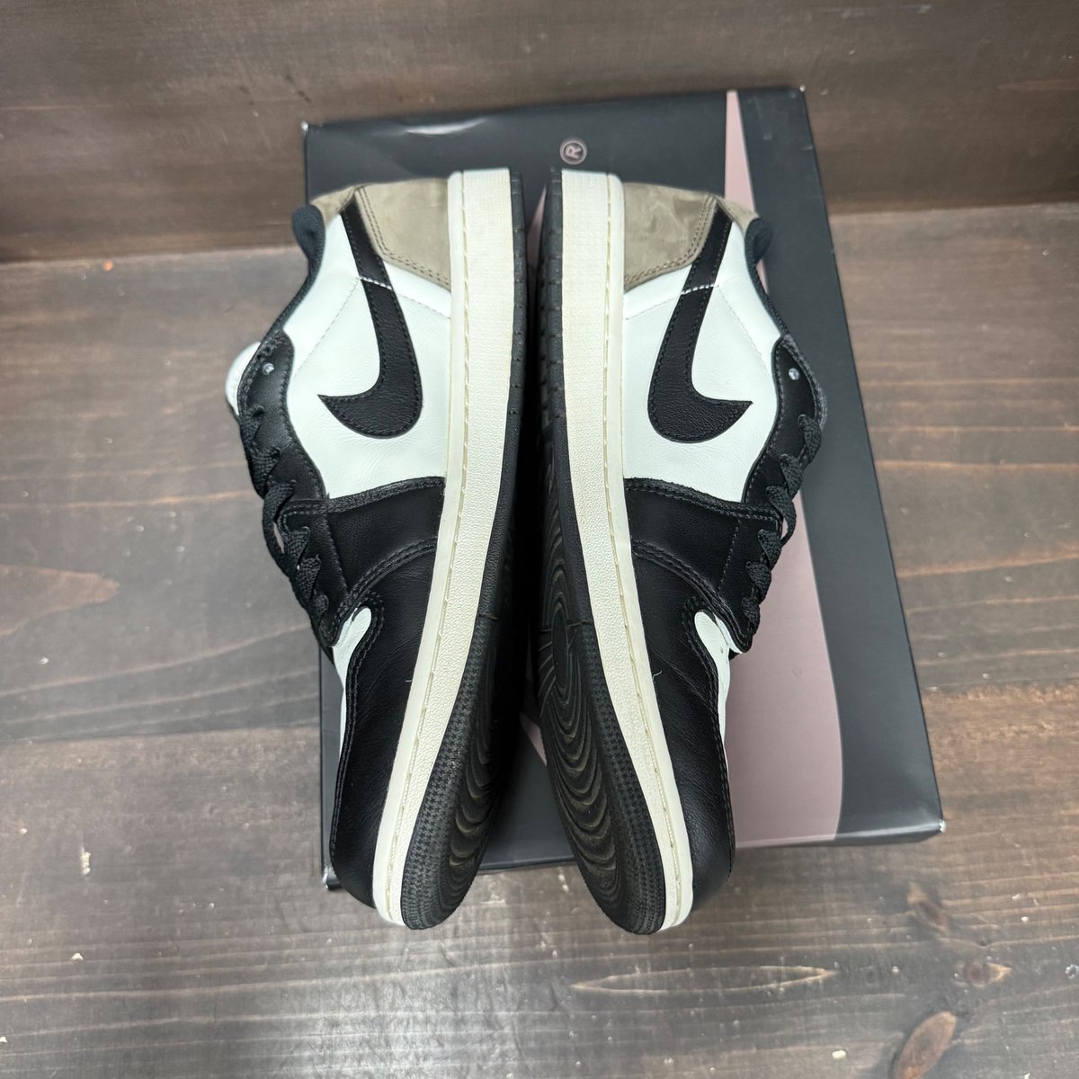 Jordan 1 Retro Low OG Mocha Size 10 (Pre-Owned) - side