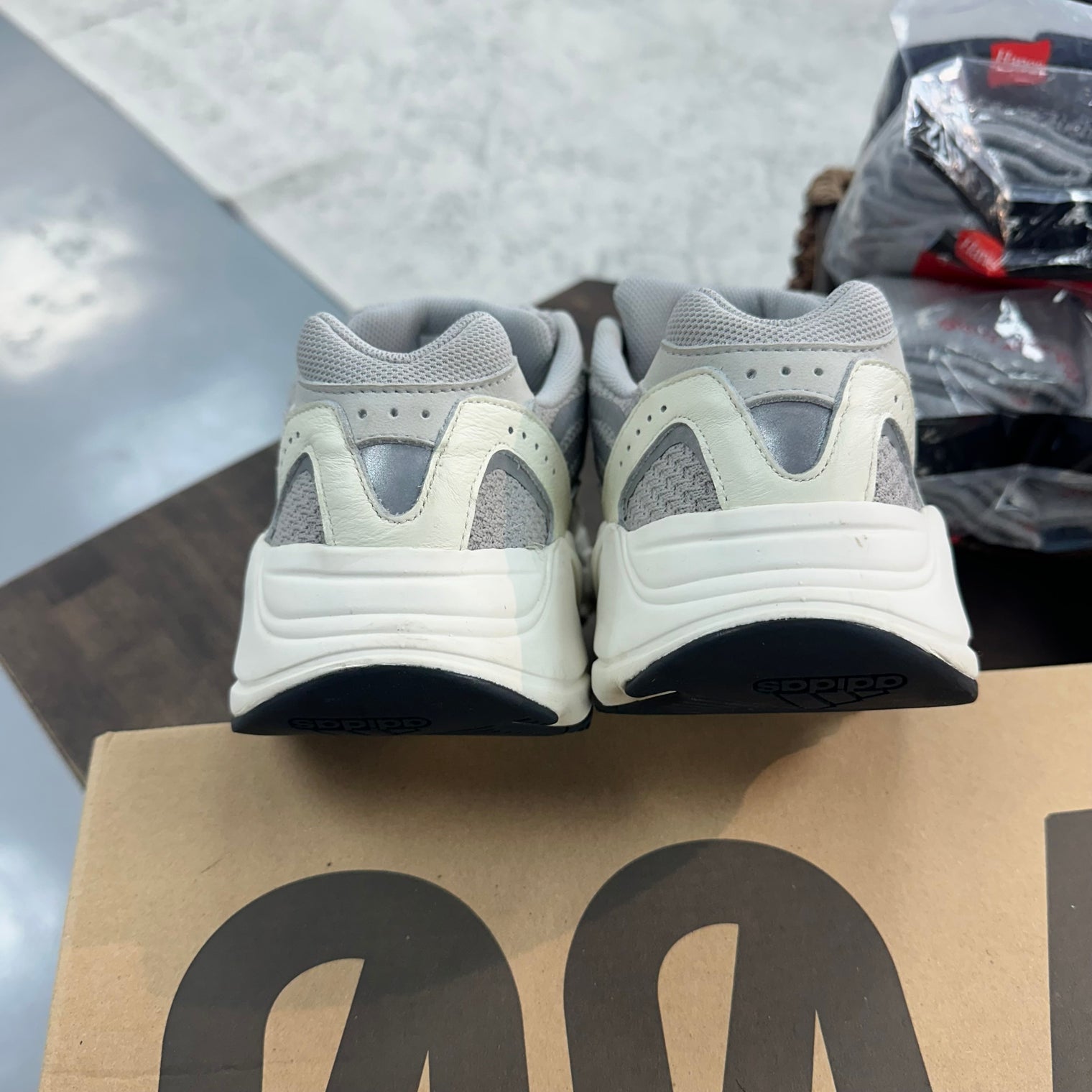 Static Yeezy 700 V2 (USED)