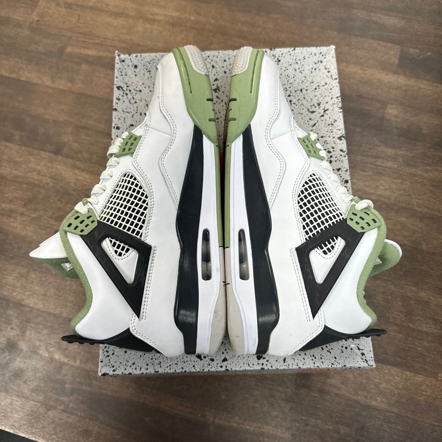 Seafoam Jordan 4 (USED, no lid)