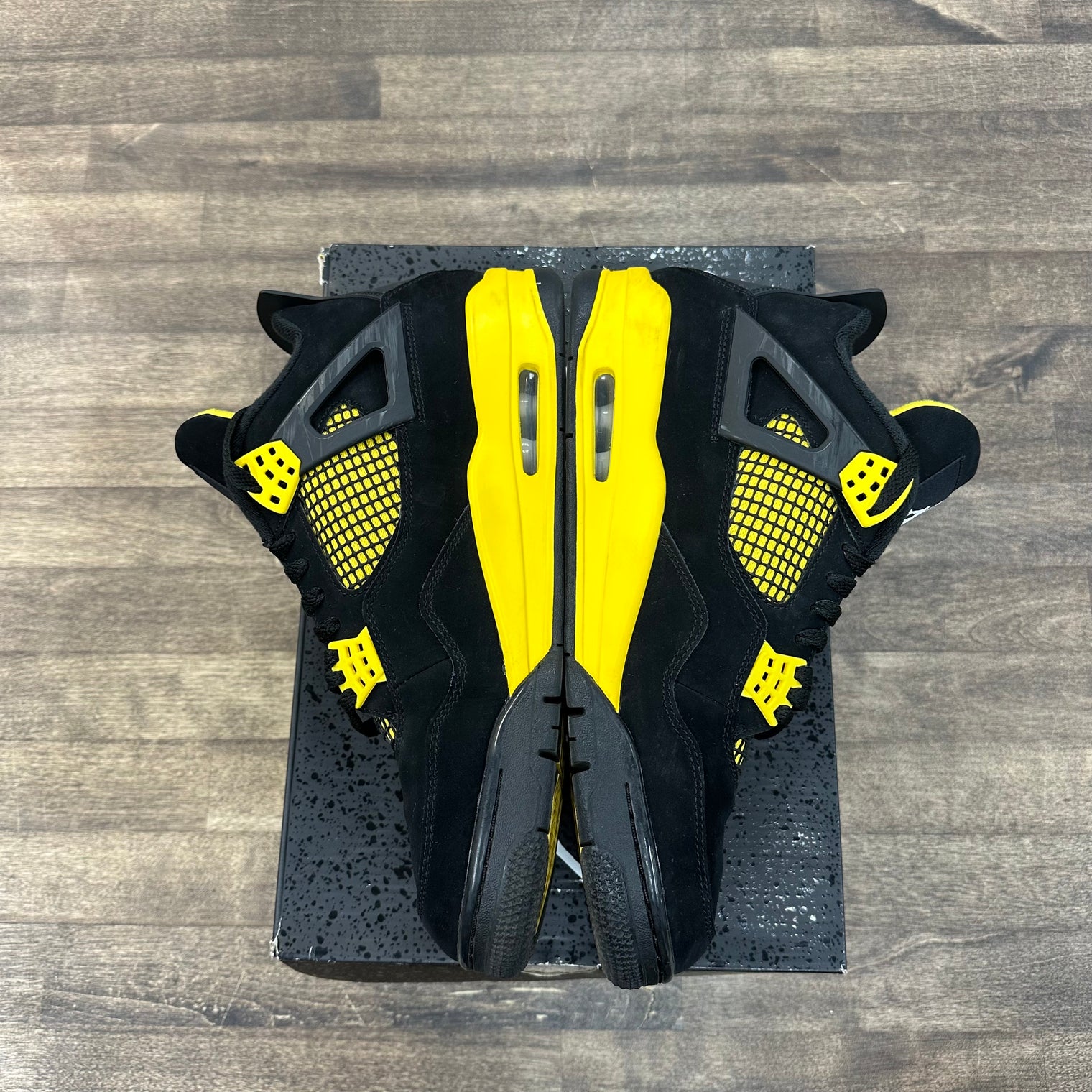 Jordan 4 Retro Thunder (2023) (US 11) (USED)