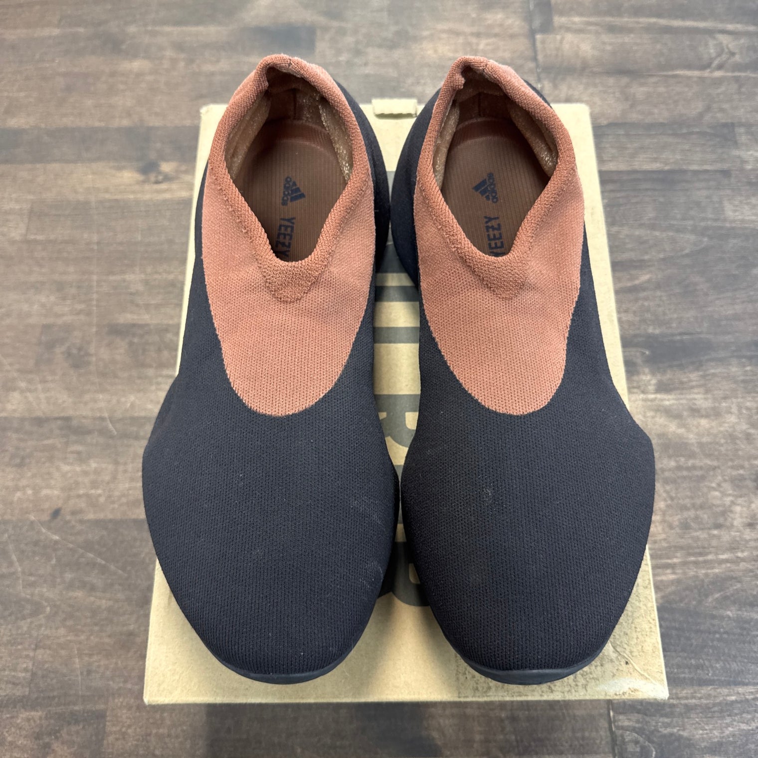 Stone Carbon Yeezy Knit Runner (USED)