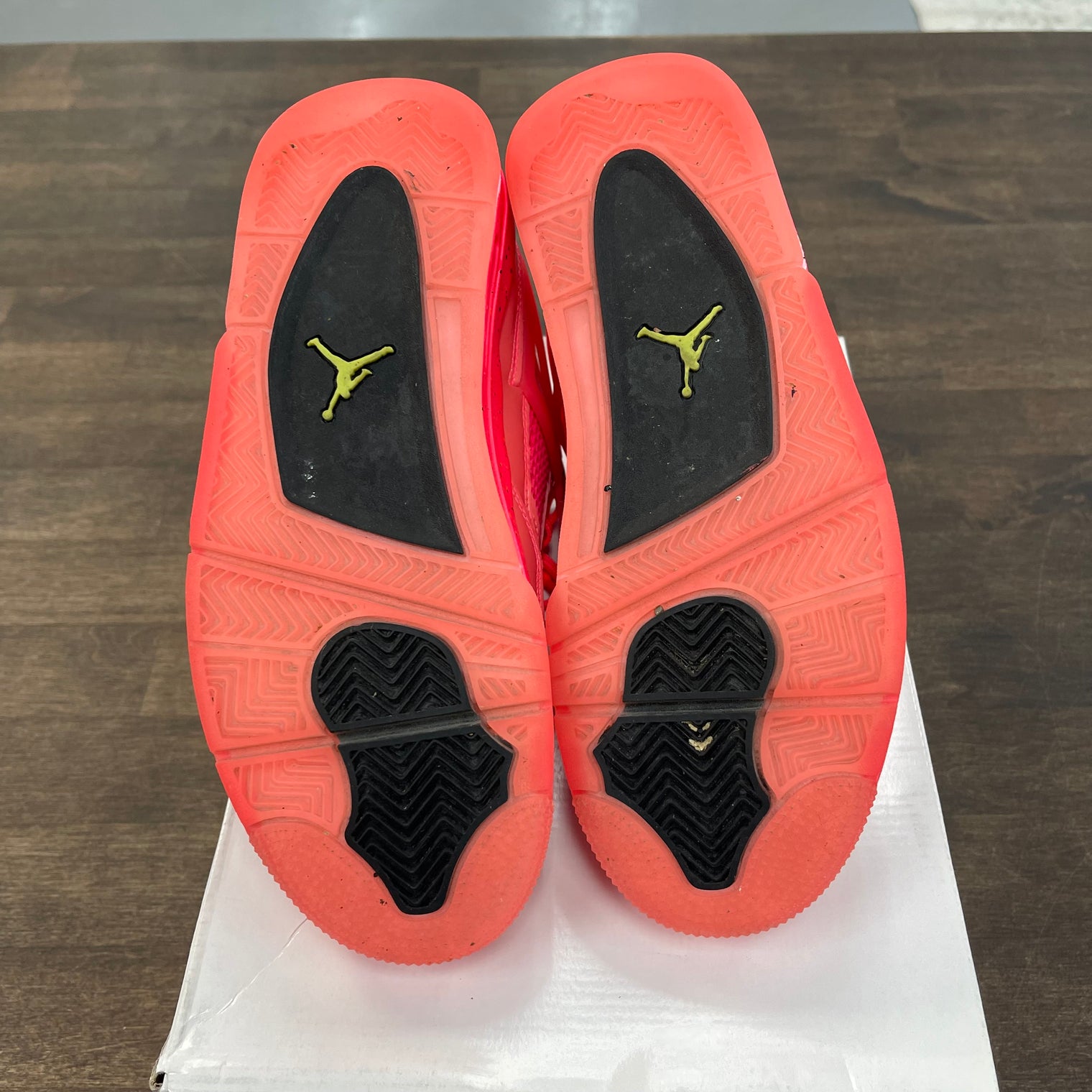 (W) Hot Punch Jordan 4 (USED)