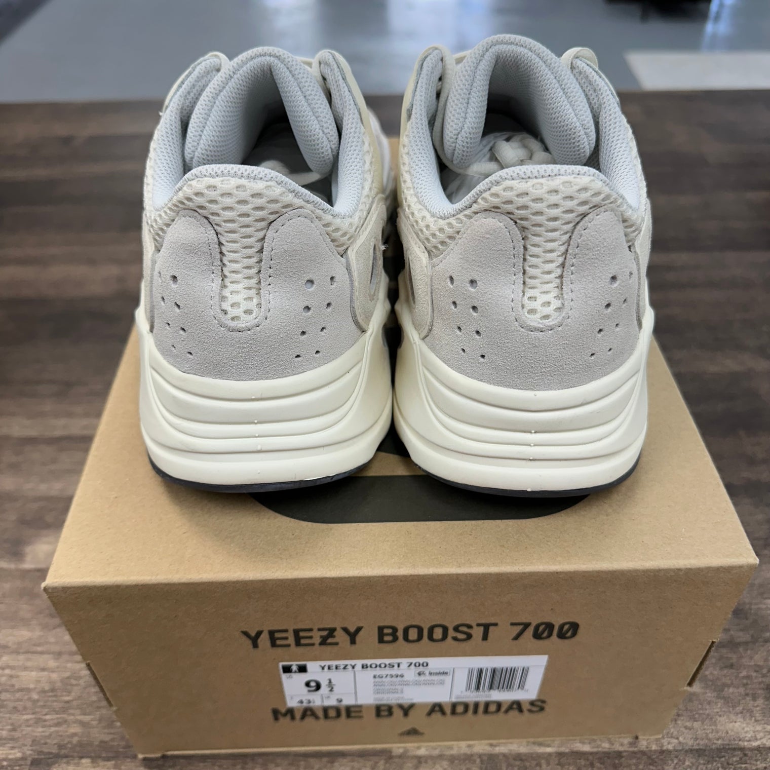 Analog Yeezy 700 (USED)