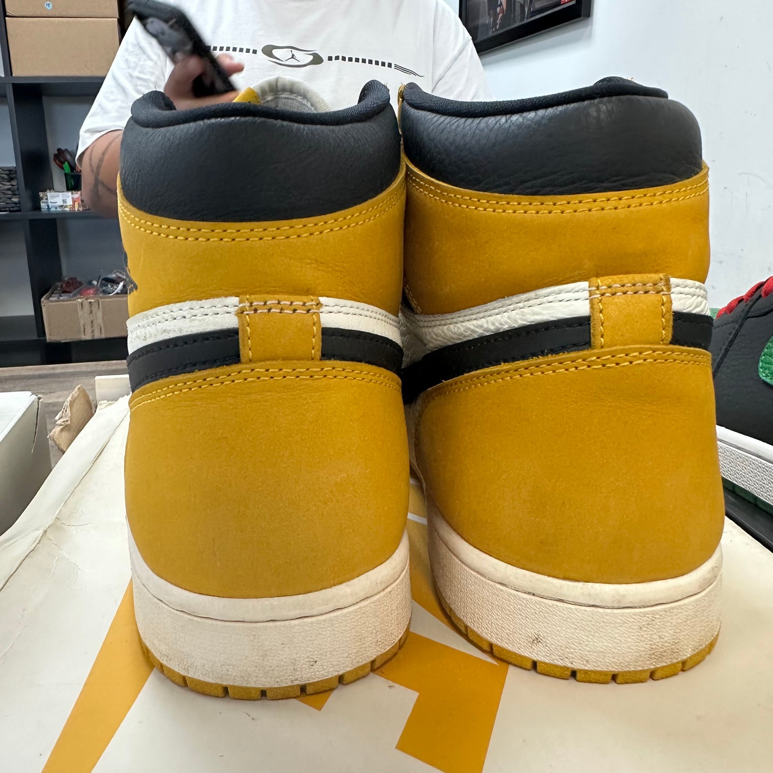 Yellow Ochre Jordan 1 Retro High OG (USED,Damaged Box)