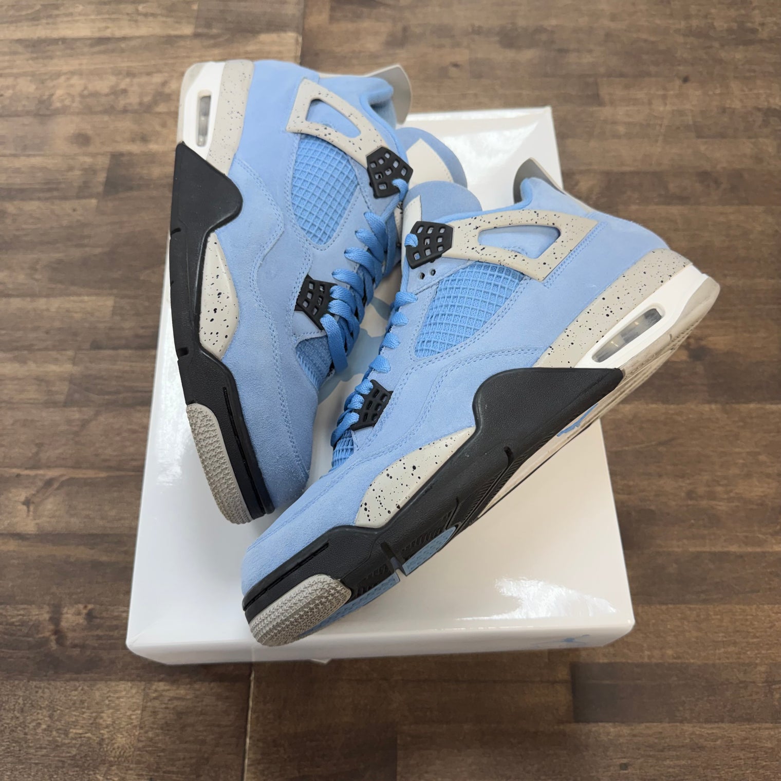 University Blue Jordan 4 Retro (USED)