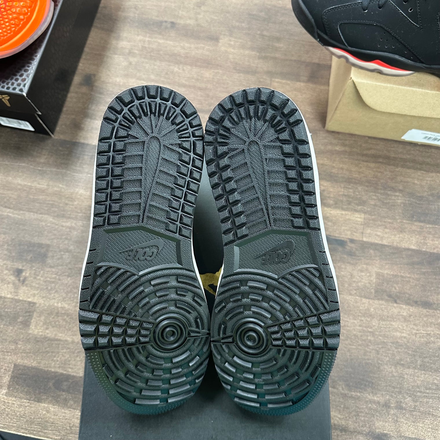 University Gold Volt Black Jordan 1 Retro High Golf