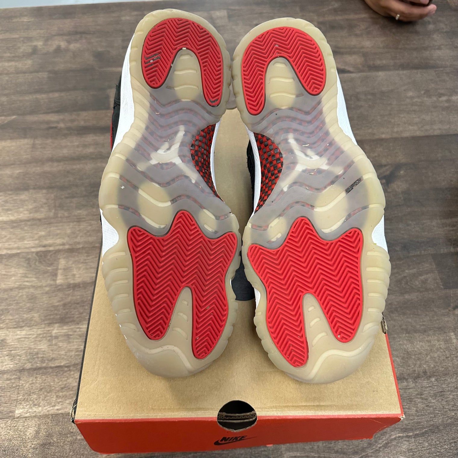 Bred Jordan 11 Low IE (USED)