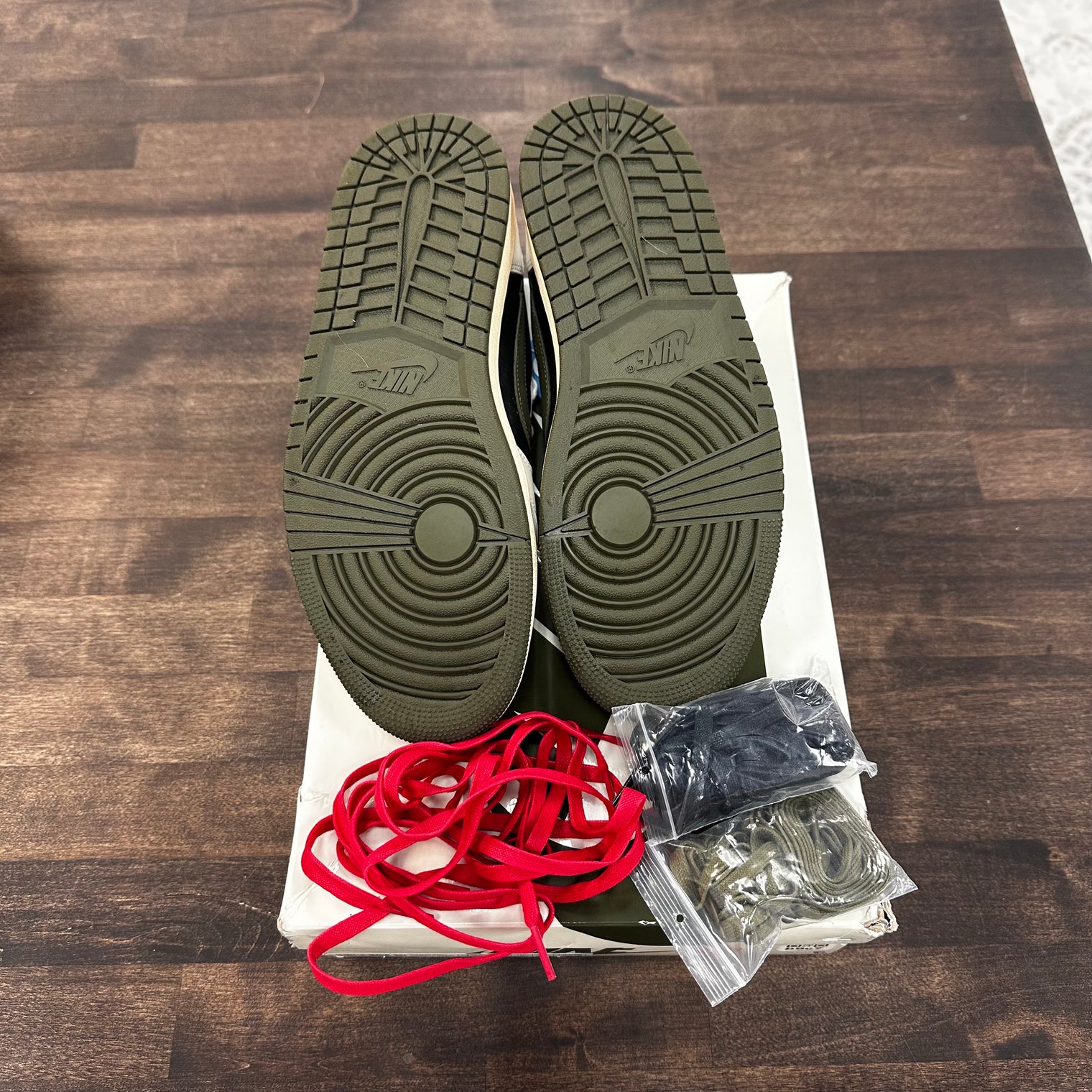 (W) Olive Travis Scott Jordan 1 Low OG (USED)