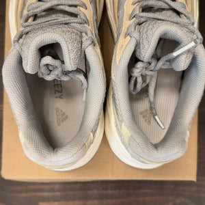 adidas Yeezy Boost 700 V2 Cream Size 4 (Pre-Owned) - Image 6
