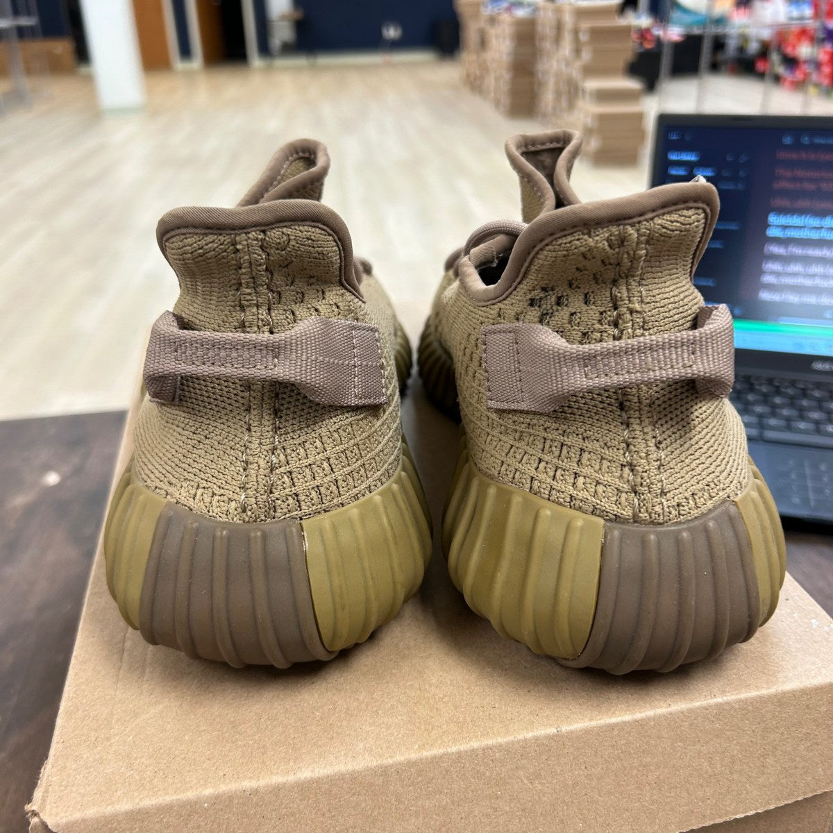 adidas Yeezy Boost 350 V2 Earth Size 10.5 (Pre-Owned) - Image 4