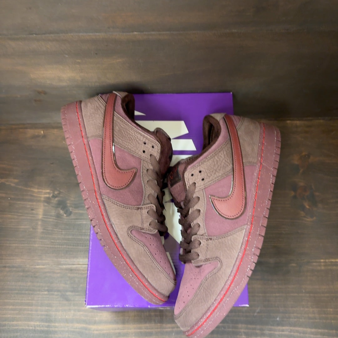 Nike SB Dunk Low City of Love Burgundy Crush Size 12 (Pre-Owned)
