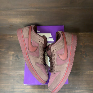 Nike SB Dunk Low City of Love Burgundy Crush Size 12 (Pre-Owned)