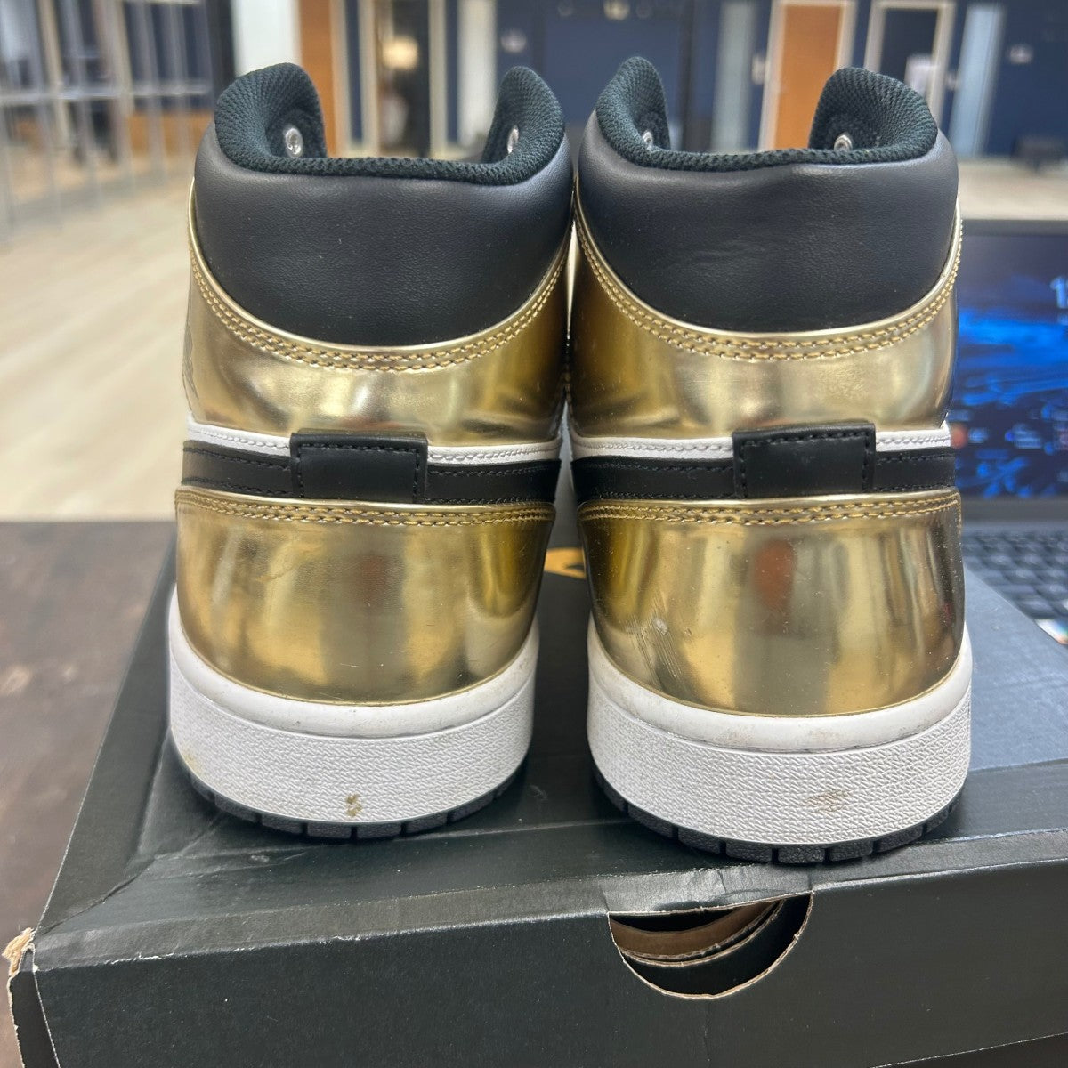 Jordan 1 Mid Metallic Gold Black White - Image 4