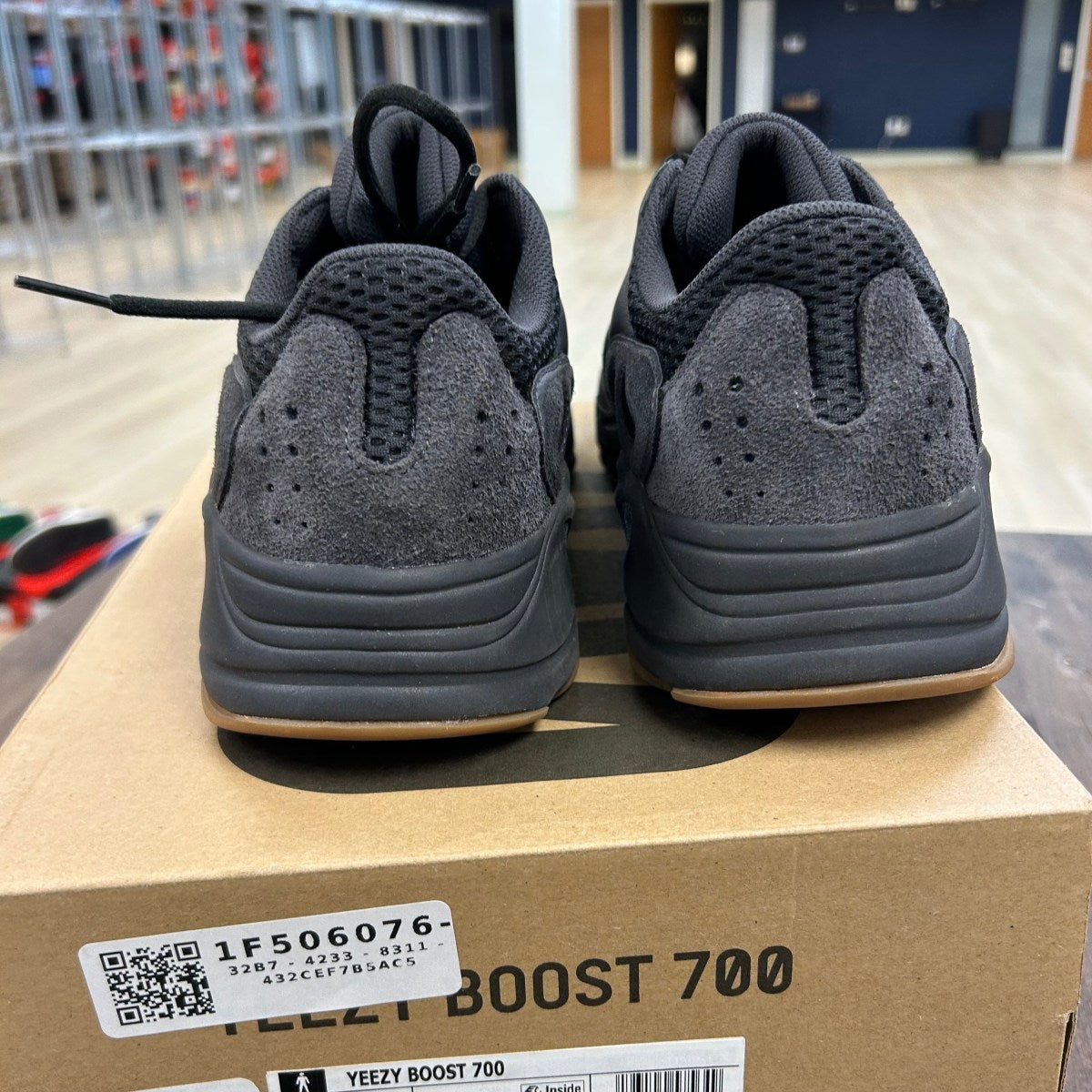 adidas Yeezy Boost 700 Utility Black Size 9.5 (Pre-Owned)