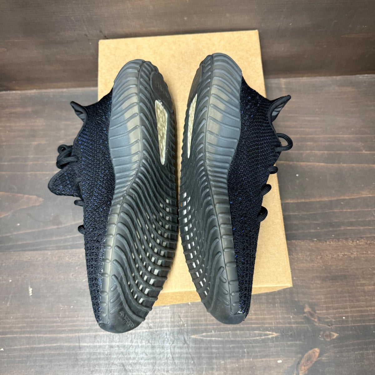 adidas Yeezy Boost 350 V2 Dazzling Blue Size 9.5 (Pre-Owned) - Image 3