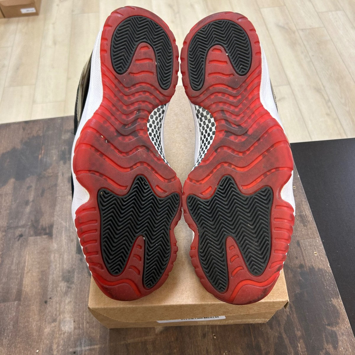 Jordan 11 Retro Playoffs Bred (2019) Size 13 (Pre-Owned) - Image 5