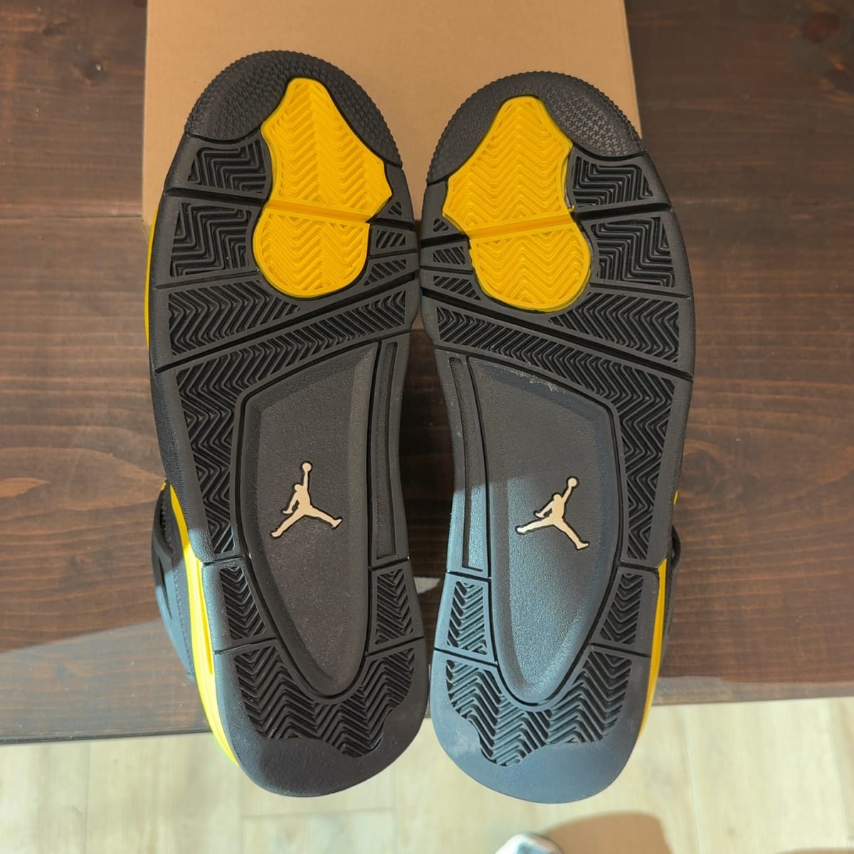 Jordan 4 Retro Thunder (2023) Size 9.5 (Pre-Owned) - aux