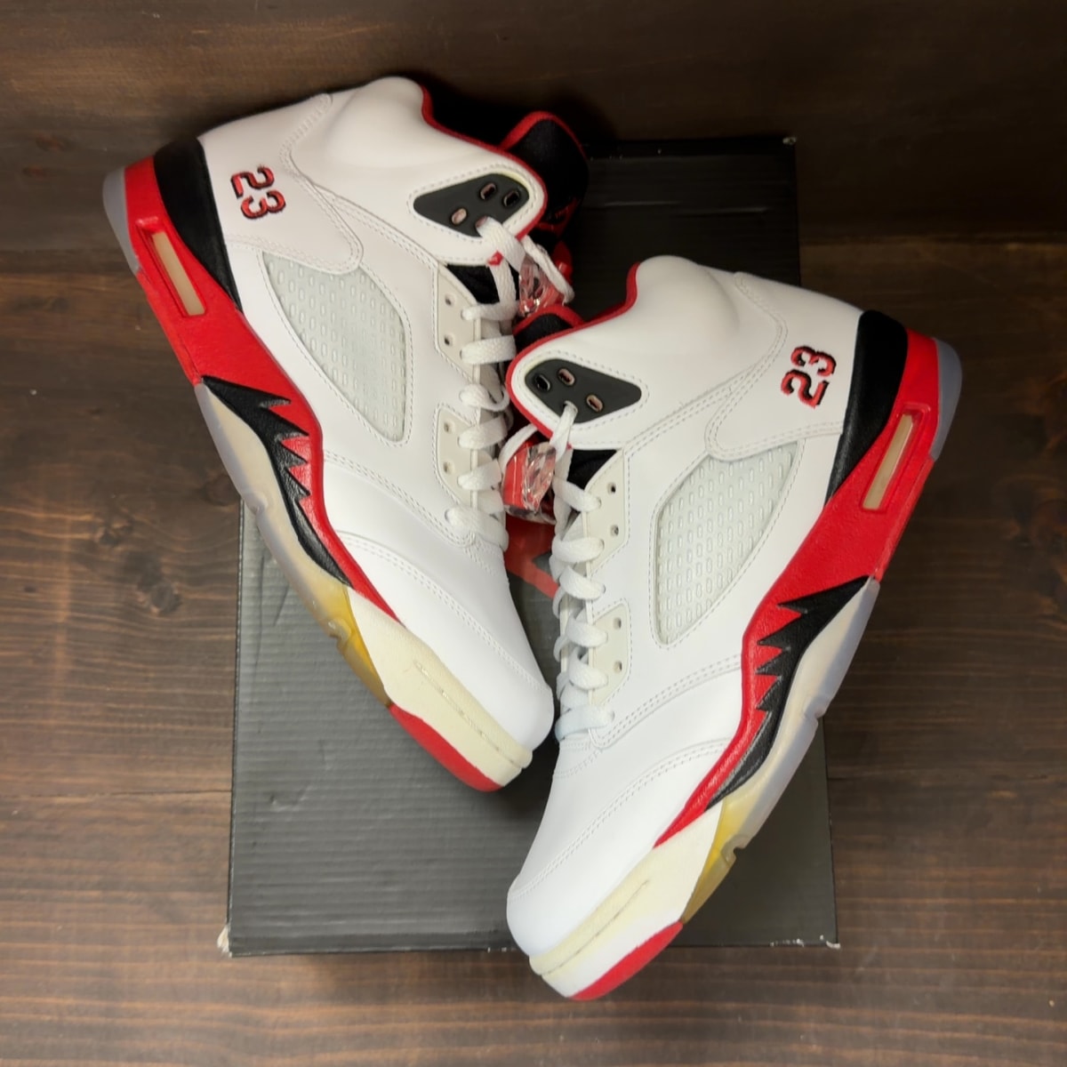 Jordan 5 Retro Fire Red Black Tongue (2013) Size 8 (Pre-Owned) - Image 2