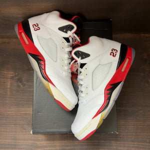 Jordan 5 Retro Fire Red Black Tongue (2013) Size 8 (Pre-Owned) - Image 2