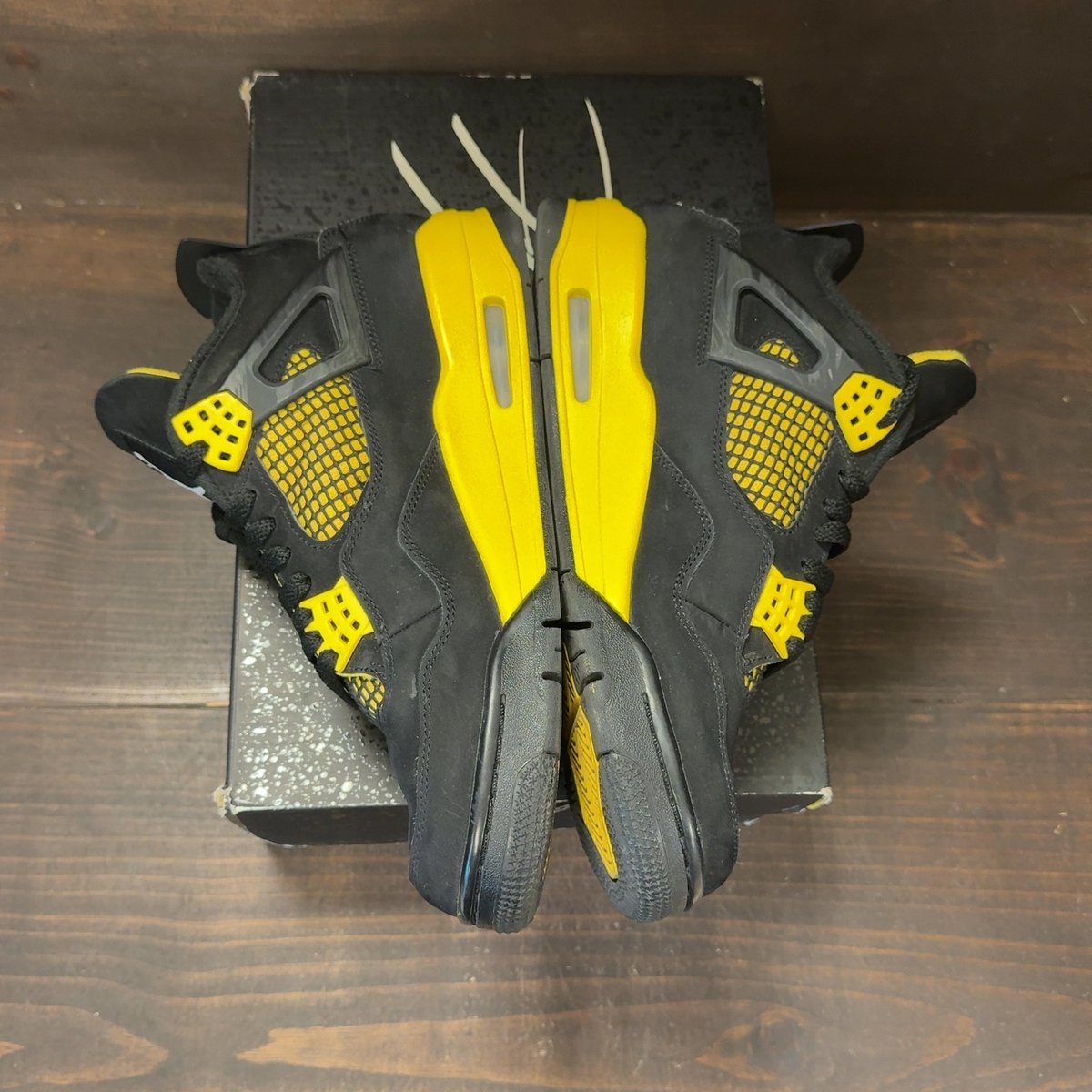 Jordan 4 Retro Thunder (2023) Size 9 (Pre-Owned) - aux