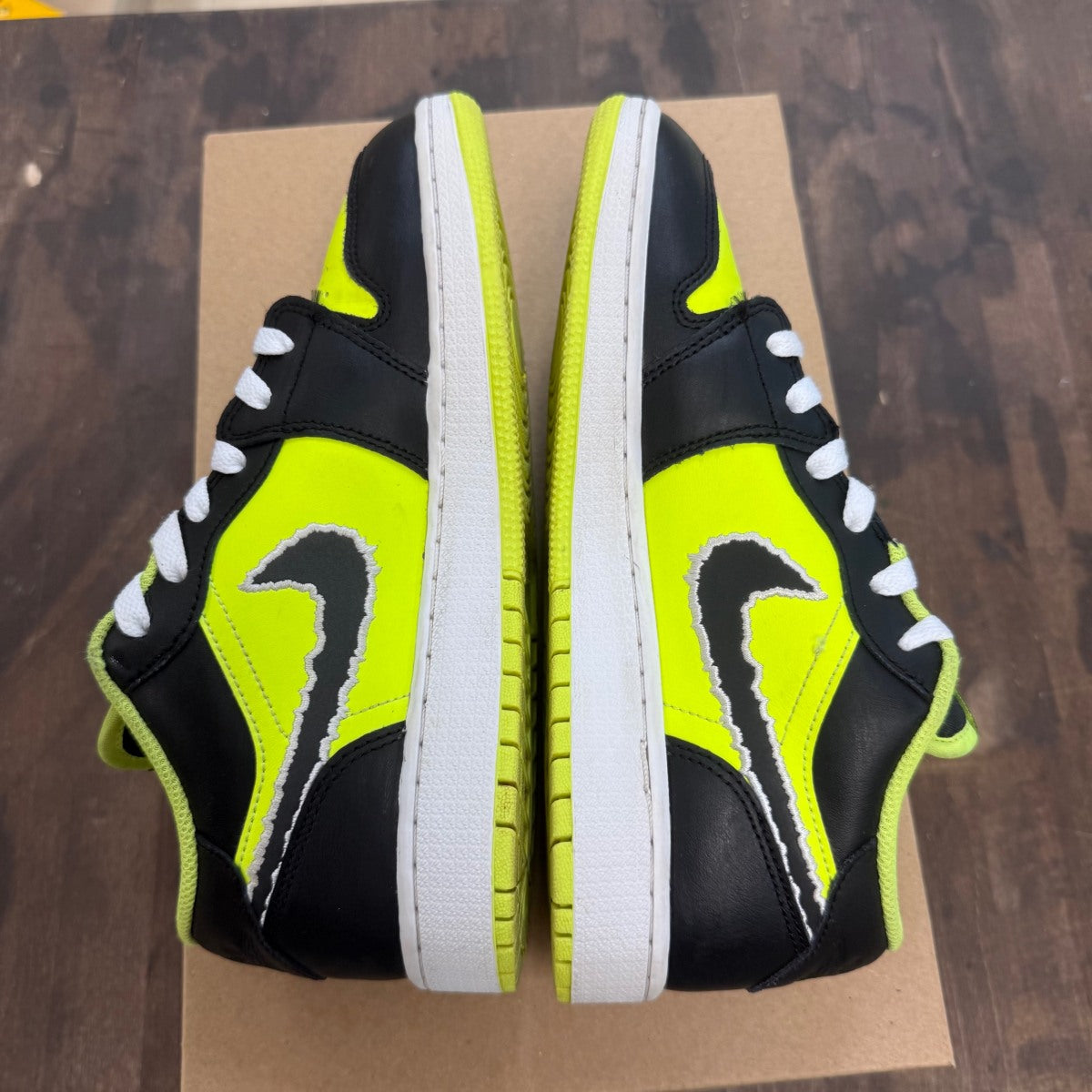 Jordan 1 Low SE Black Cat Volt (GS) Size 6Y (Pre-Owned) - Image 4