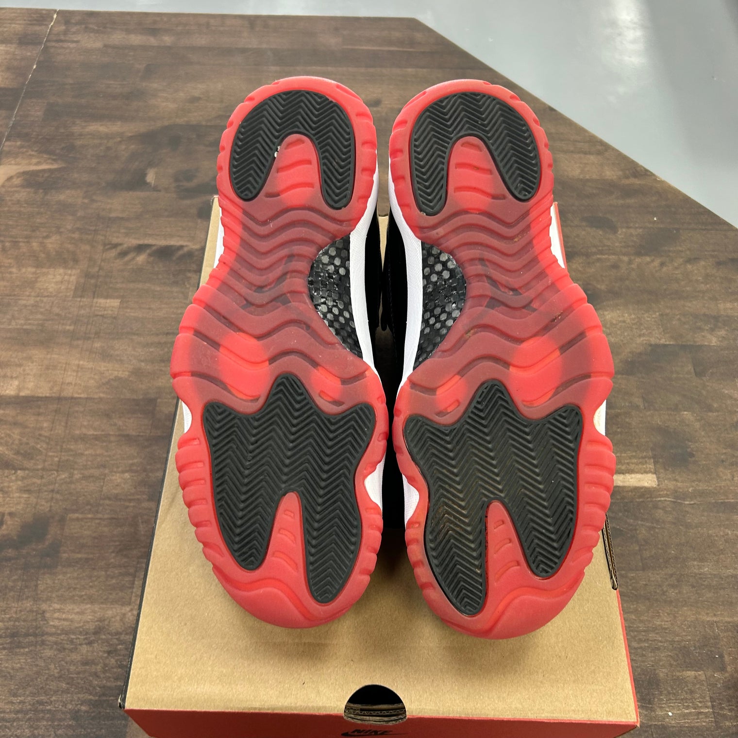 Bred Jordan 11 Retro Low (USED)