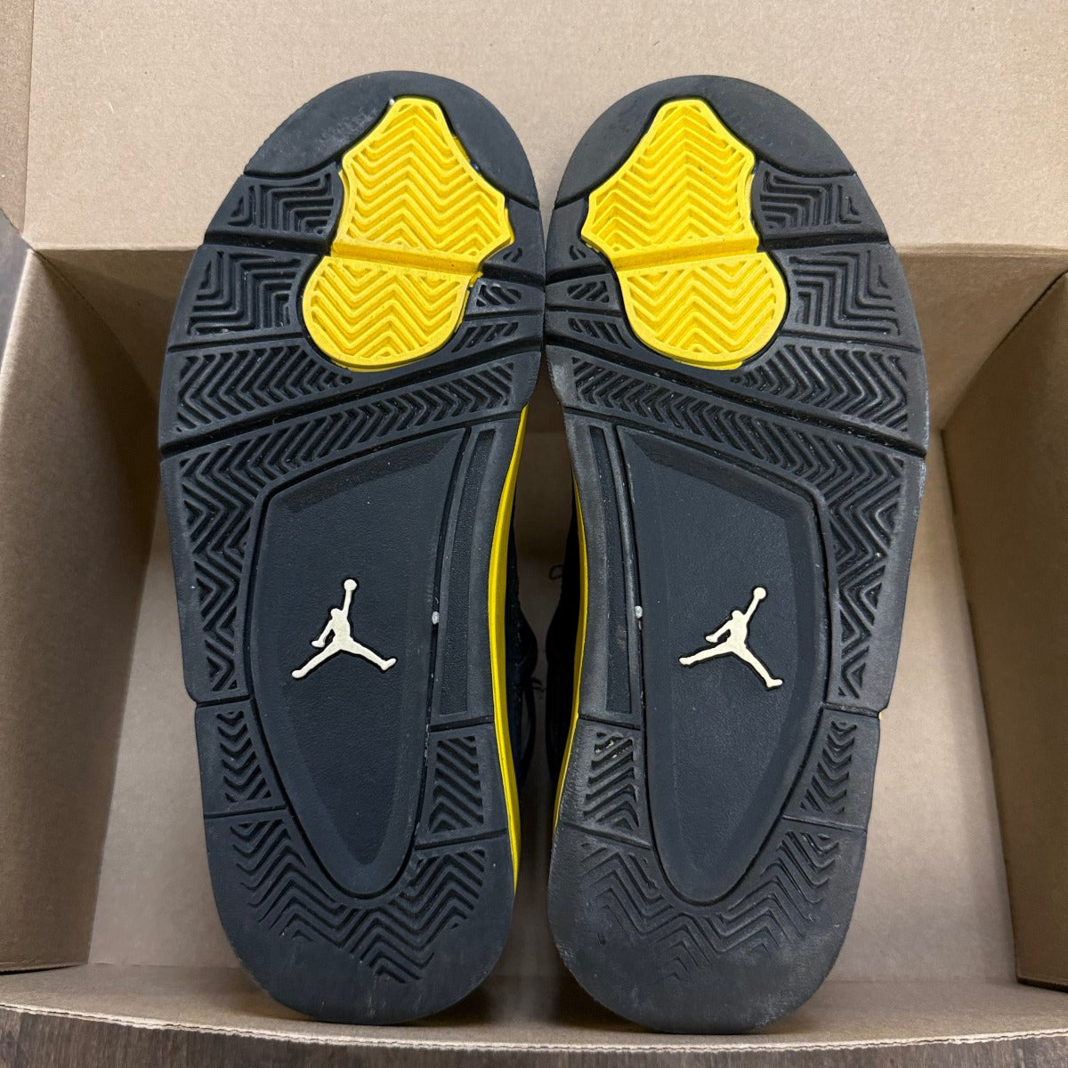 Jordan 4 Retro Thunder (2023) (GS) Size 6Y (Pre-Owned) - Image 5