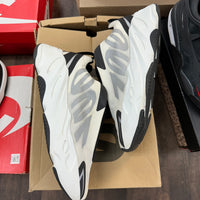 Laceless Analog Yeezy 700 MNVN (USED)