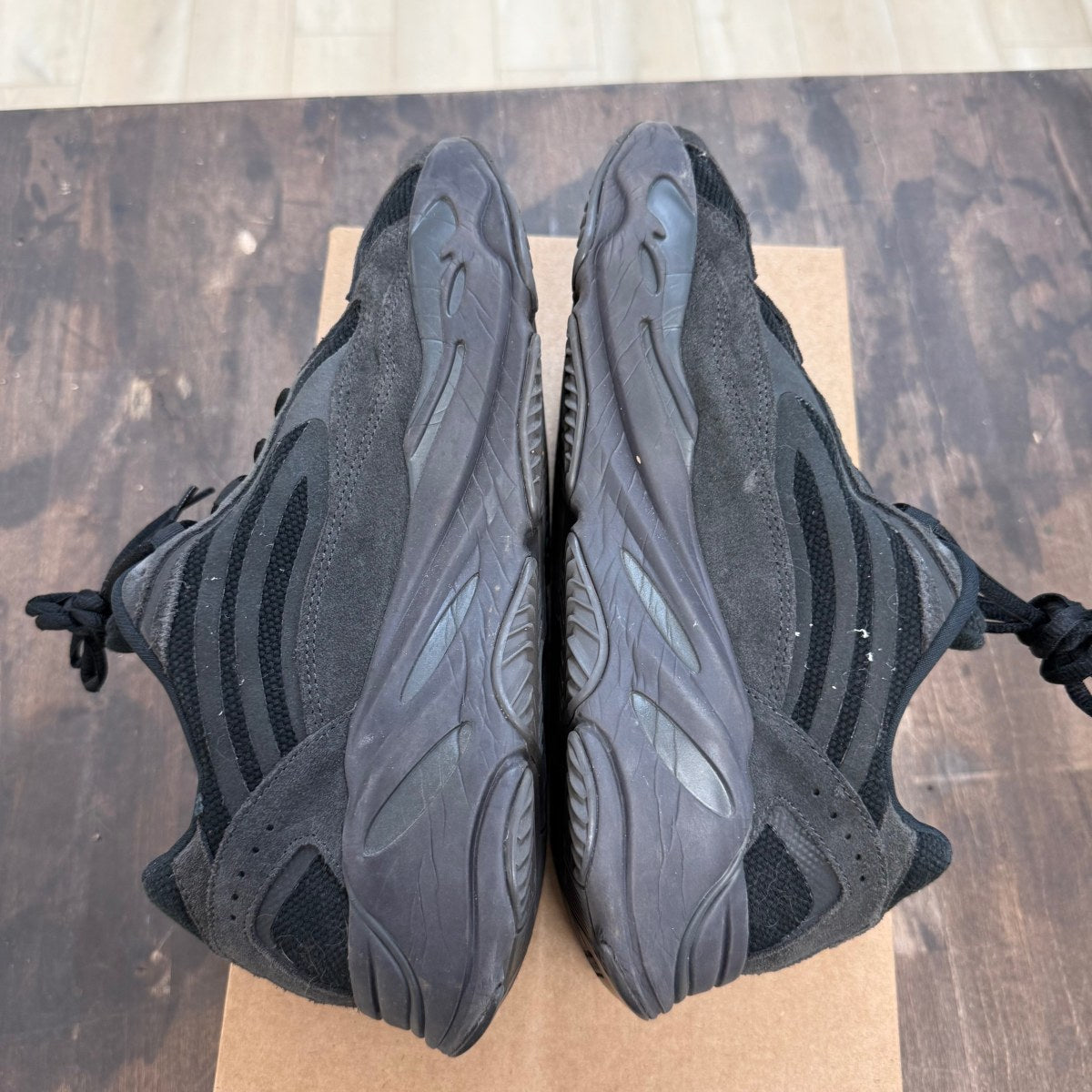 adidas Yeezy Boost 700 V2 Vanta Size 9.5 (Pre-Owned) - Image 5