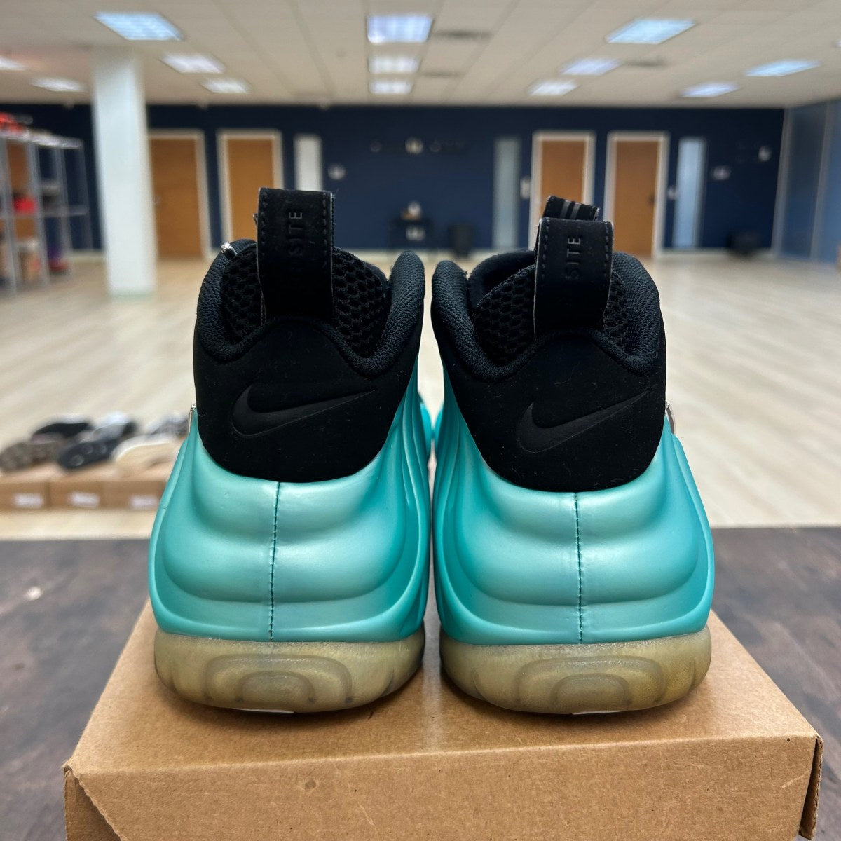 Air Nike Foamposite Pro Island Green Size 11.5 (Pre-Owned) - Image 4