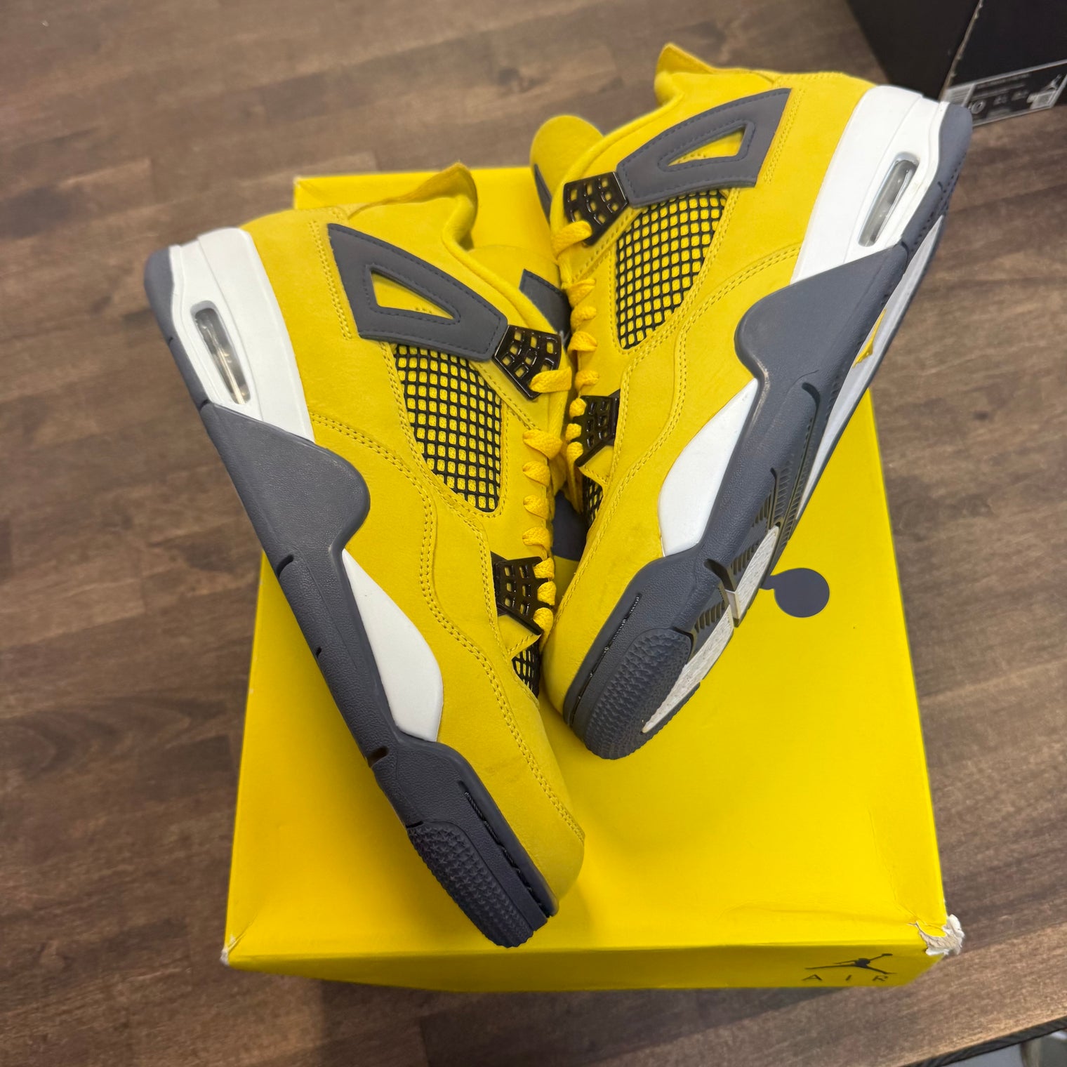 Lightning Jordan 4 Retro (USED)