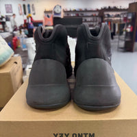 Onyx Yeezy QNTM (USED)
