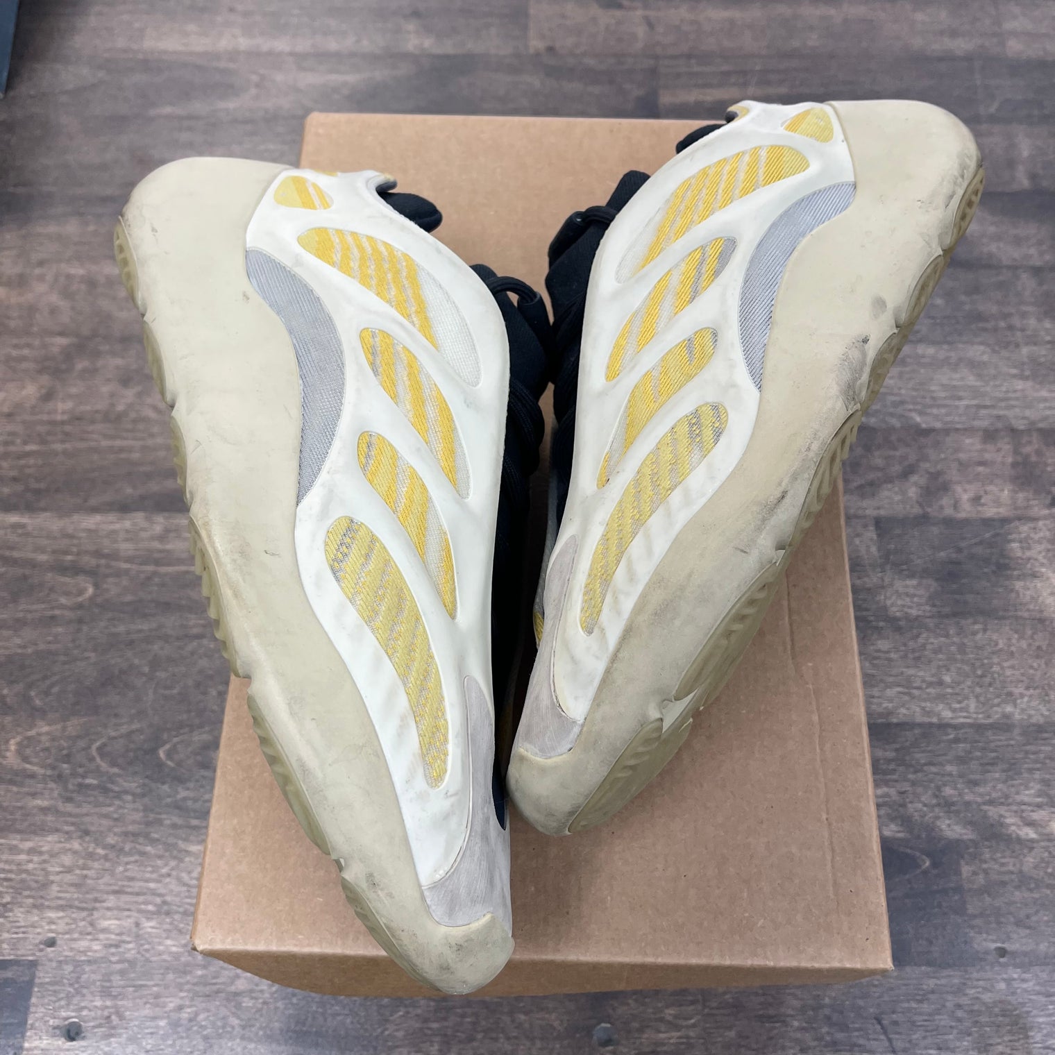 Mono Safflower Yeezy 700 V3 (USED,No Box)