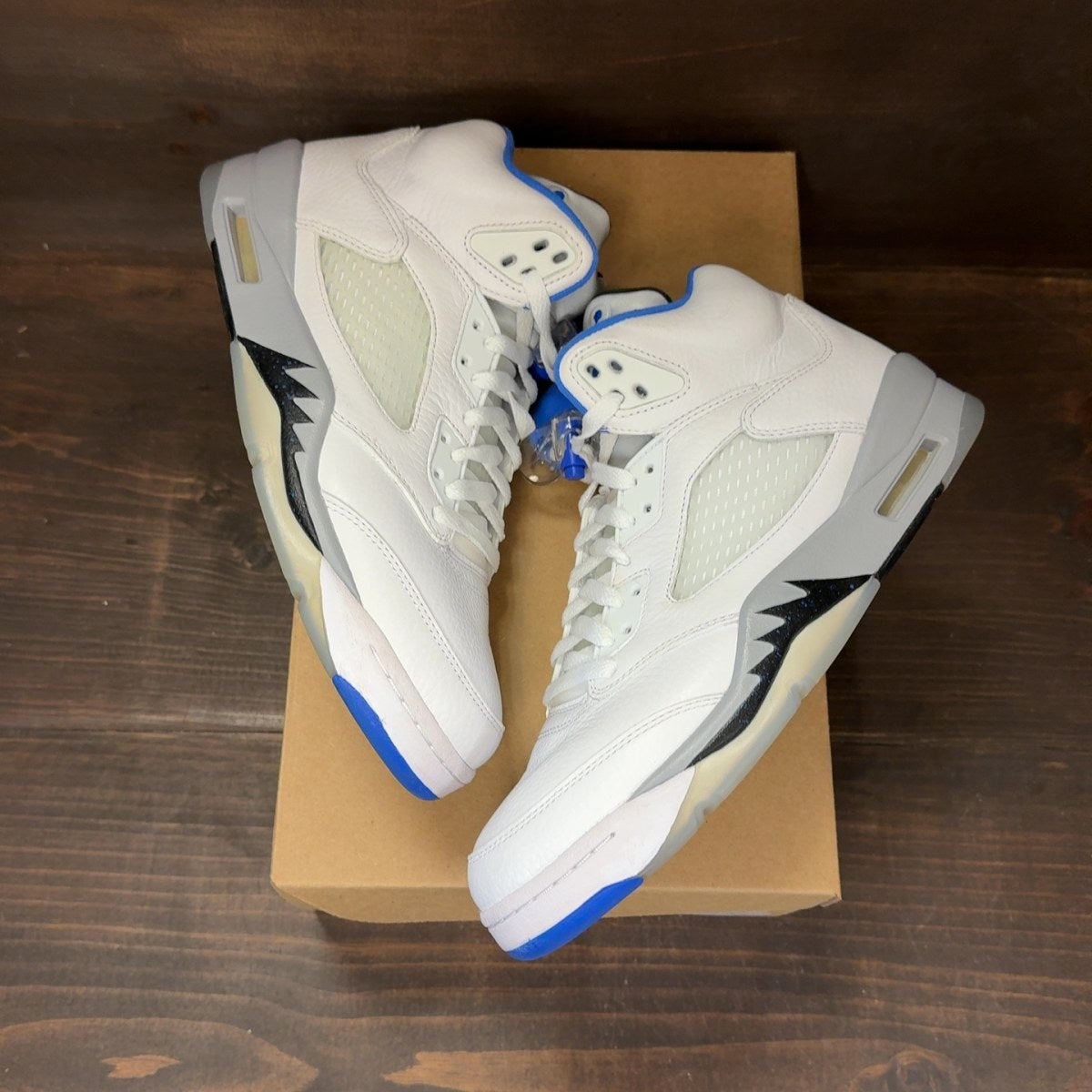 Jordan 5 Retro White Stealth (2021) Size 9 (Pre-Owned) - Image 2