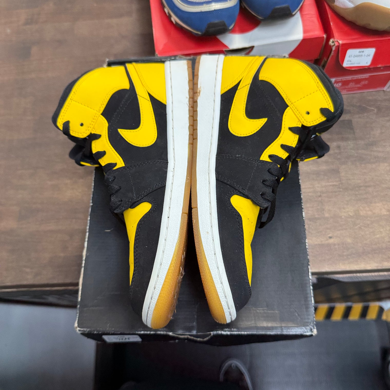 New Love Jordan 1 Mid (2017) (USED)
